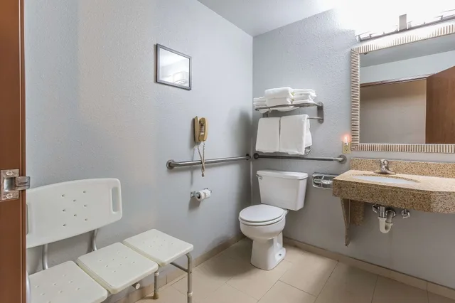 Room, King Bed, Accessible, Comfort Inn Alton near I-255 4/4