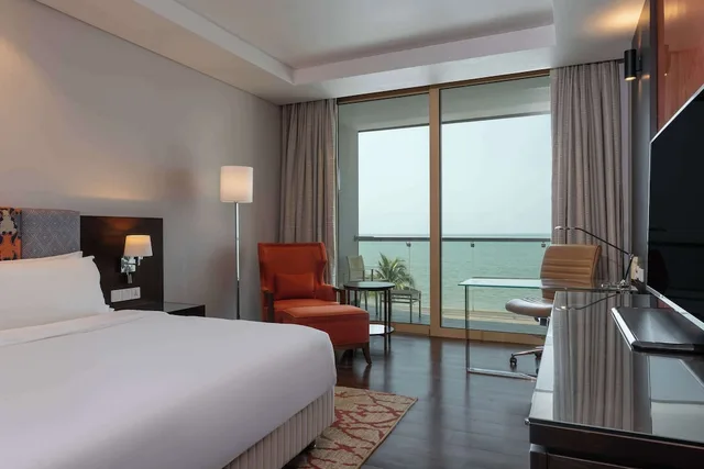 غرفة تنفيذية بإطلالة على البحر بشرفة، Radisson Blu Hotel, Conakry 1/8