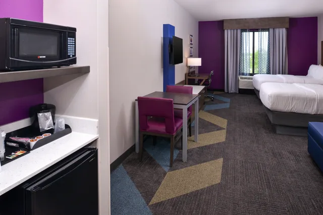 غرفة قياسية بسريرين كوين، Holiday Inn Express Suites Bryant Benton Area 6/6