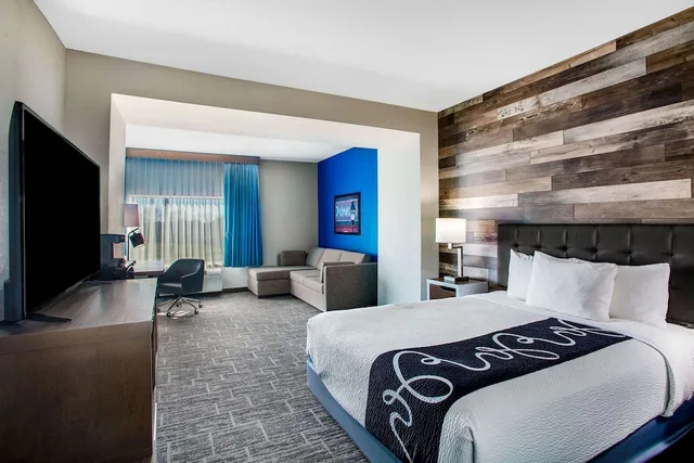 جناح استوديو تنفيذي بسرير كوين لذوي الإعاقة، La Quinta Inn Suites By Wyndham Pittsburg 2/8