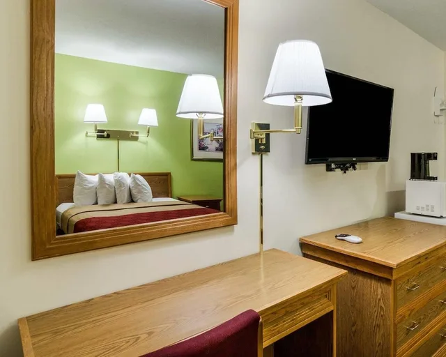 غرفة قياسية بسرير كوين، Econo Lodge University 7/7