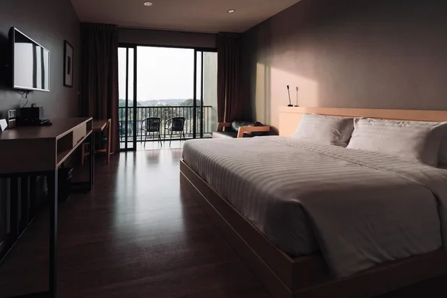 غرفة بسرير كينج بإطلالة على المسبح، Riverawan Hotel 1/2