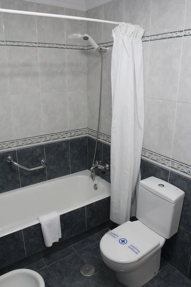 غرفة بسريرين منفصلين بإطلالة على البحر، Villa de Laredo Hotel 2/2