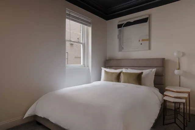 غرفة قياسية بسرير كوين، Dupont Circle Embassy Inn by FOUND 1/2