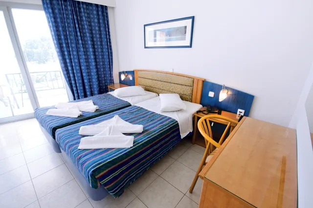 Room, Double or Twin Bed, Land View، Kosta Palace City Hotel 1/5
