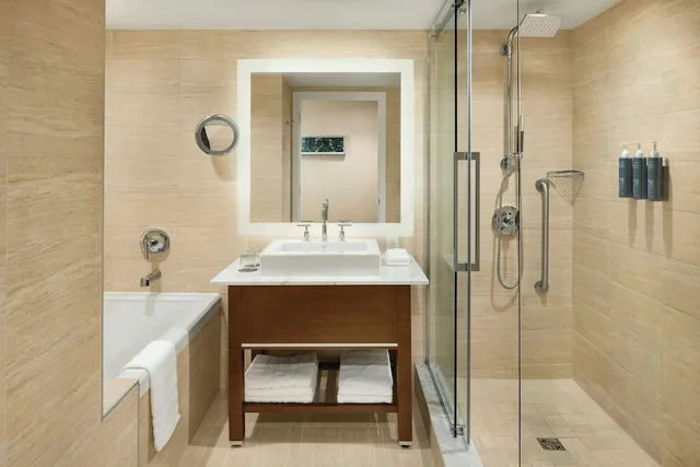 غرفة بسرير كينج في طابق منخفض، The Westin Wall Centre Vancouver Airport 6/7