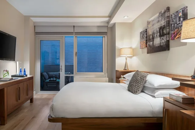 غرفة غراند سوبيريور بسرير كينج بشرفة، The Gotham Hotel 1/4