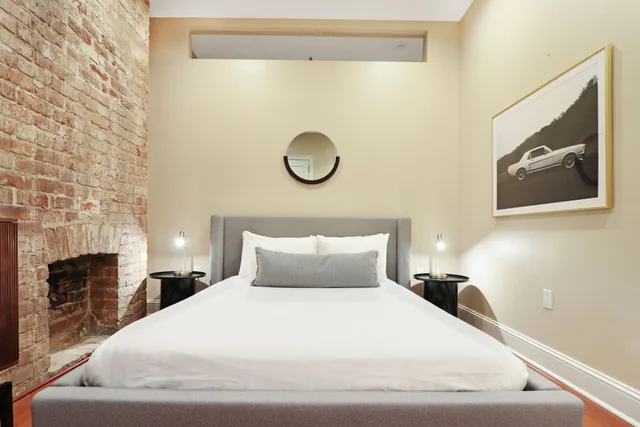 Adjoining, Apartment, 1 Queen and 2 King Beds, 3 Beds, 2 Sofa، Factors Row by Sextant 1/9