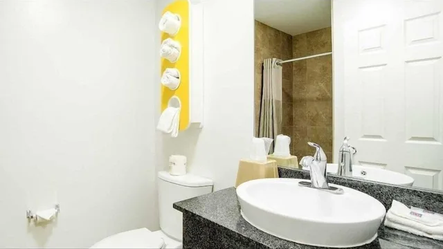 غرفة ديلوكس بسريرين مزدوجين بمطبخ صغير للمدخنين، Studio 6 Extended Stay - Jacksonville, FL - South 2/6