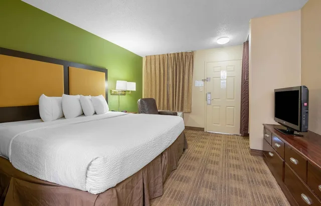 Studio, King Bed, Extended Stay America Cincinnati Springdale I-275 1/9