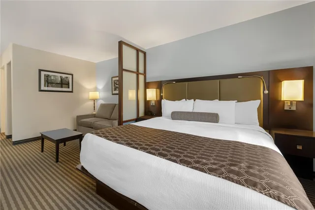 غرفة تنفيذية بسرير كينج مع أريكة، Best Western Vista Inn 1/4