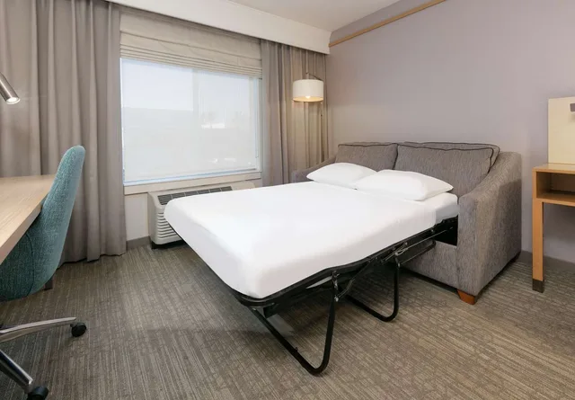 غرفة بسرير كينج مع أريكة، Hilton Garden Inn Irvine East-Lake Forest 3/4