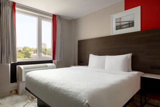 Room, King Bed, Ramada by Wyndham Brooklyn Empire Blvd 4/9