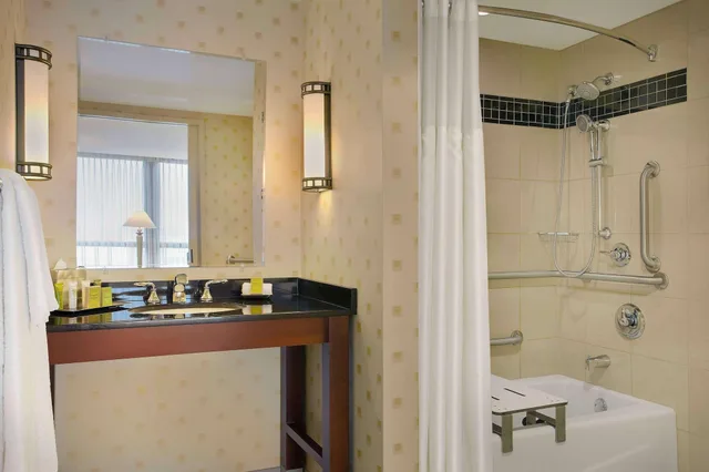 غرفة بسرير مزدوج بإطلالة، Hilton Chicago OHare Airport 7/7