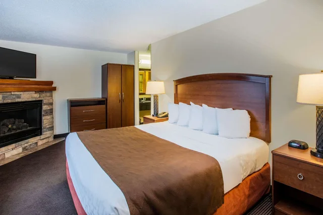 غرفة بسرير كينج، AmericInn by Wyndham Grand Forks 2/2