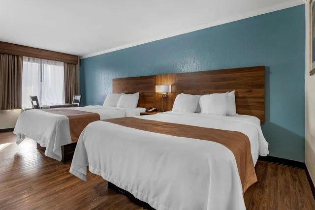 غرفة بسريرين كوين للمدخنين، Quality Inn and Suites Ft Jackson Maingate 1/4