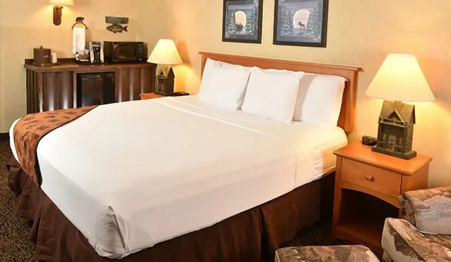 Room, King Bed, Boarders Inn & Suites by Cobblestone Hotels - Waukon 2/3