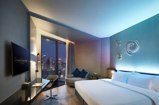 غرفة ديلوكس بسرير كينج بإطلالة على البحر مع أريكة، Grande Centre Point Pattaya 1/2