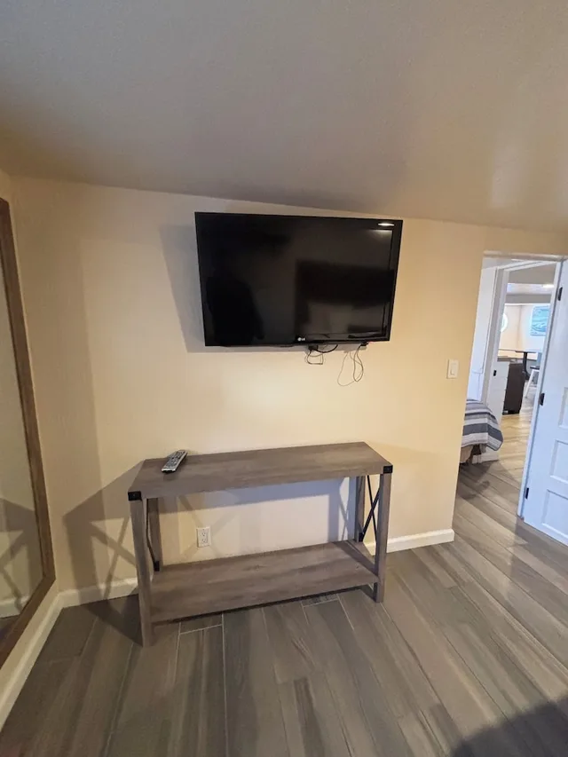 Room, Queen and Twin Beds, River Front, Sofa, Ground Floor، Capitola Venetian Hotel 5/7