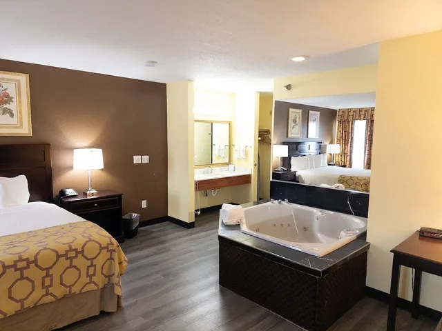 جناح بسرير كينج بشرفة، Baymont By Wyndham Battle Creek Downtown 1/6