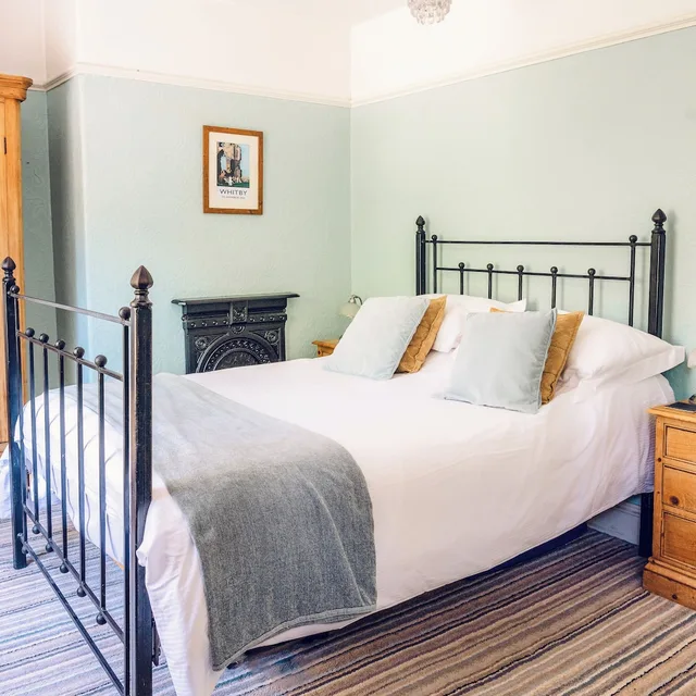 Superior, Double Bed, Bathtub, Broomfield House 1/7