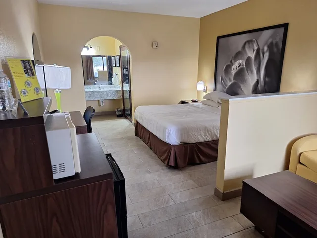 جناح بسرير كينج مع أريكة لذوي الإعاقة، Super 8 by Wyndham Weslaco 7/10