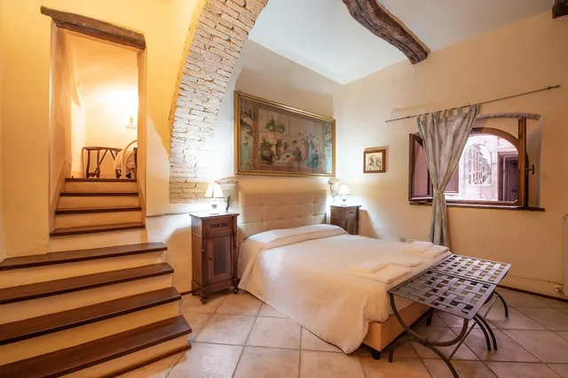 غرفة ثلاثية بسرير كوين وسرير فردي، HOTEL TREVI 1/3