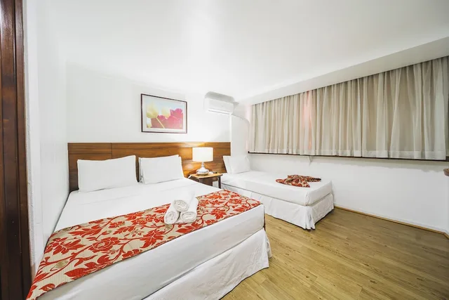 غرفة تنفيذية رباعية بسرير مزدوج وسريرين منفصلين، Hotel Dan Inn Curitiba By Nacional Inn 2/10
