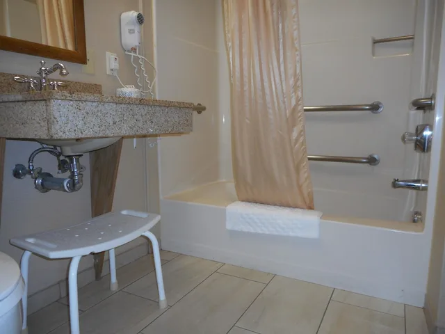 جناح بسريرين كوين مع أريكة بمنطقة جلوس لذوي الإعاقة، Best Western Providence Warwick Airport Inn 7/7