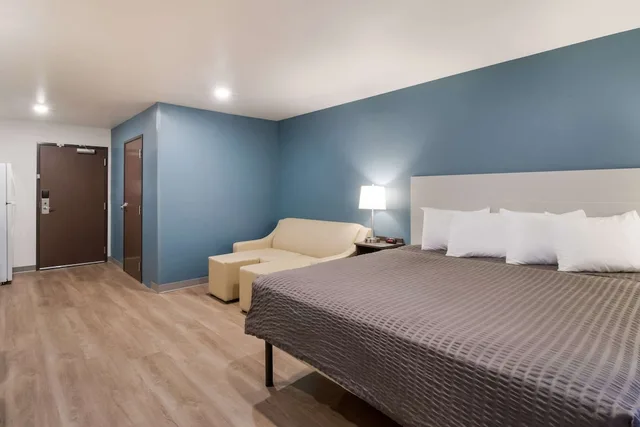 غرفة بسرير كينج لذوي الإعاقة، WoodSpring Suites Mesa Chandler 1/3