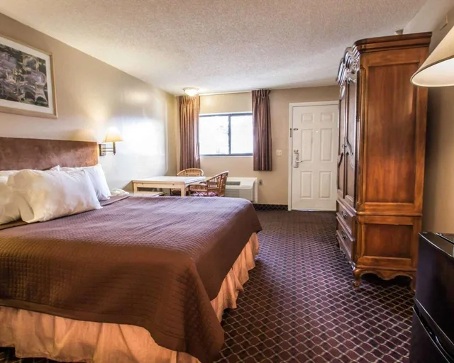 غرفة بسرير كينج، Rodeway Inn Apopka 1/5