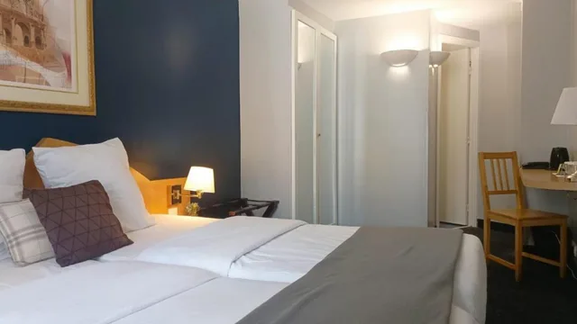 غرفة قياسية بسريرين منفصلين، Grand Hotel Du Calvados 1/2