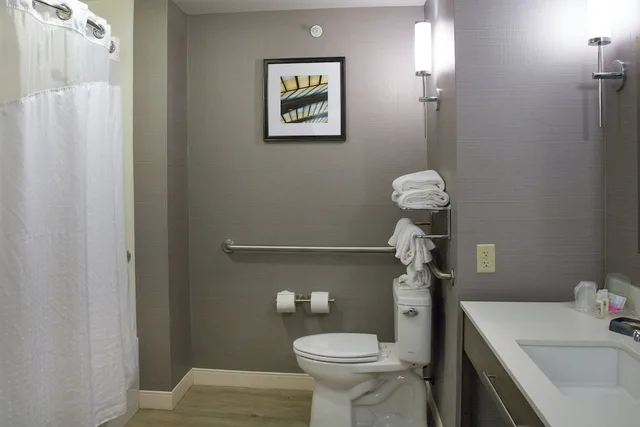 غرفة قياسية بسريرين كوين لذوي الإعاقة، Holiday Inn Hotel Suites Bloomington Airport 4/6
