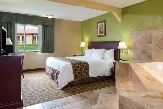 غرفة بسرير كينج لذوي الإعاقة، Ramada By Wyndham Bowling Green 4/7