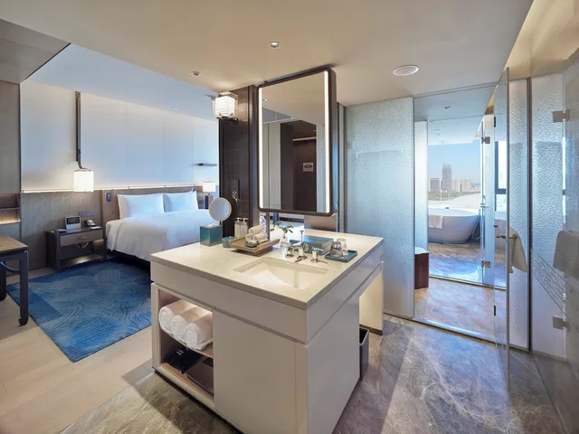 غرفة بريميوم بسرير كينج بإطلالة على النهر مع دخول صالة النادي، Hualuxe Hotels And Resorts Nanjing Yangtze River 3/3