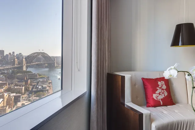 Guest Room, King Bed, Harbour Bridge View, Sydney Harbour Marriott 3/9