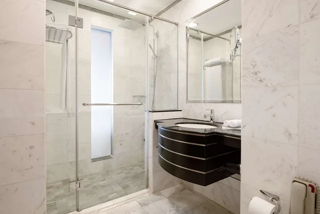 غرفة بريميوم بسرير كينج، Radisson Blu Hotel Dubai Media City 8/8