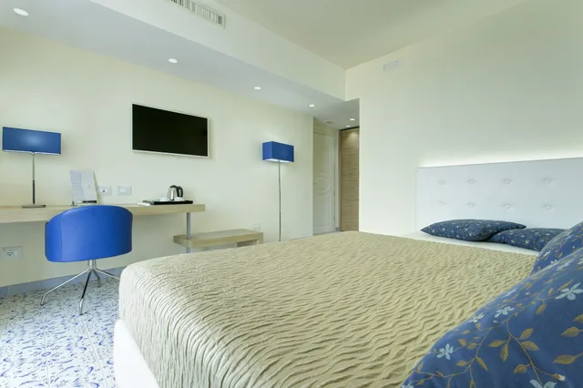جناح جونيور بسرير مزدوج بإطلالة جزئية على البحر، Lloyd's Baia Hotel 5/8