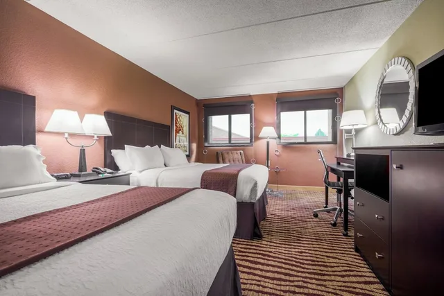 غرفة قياسية بسريرين كوين لذوي الإعاقة، Holiday Inn Manitowoc 2/4