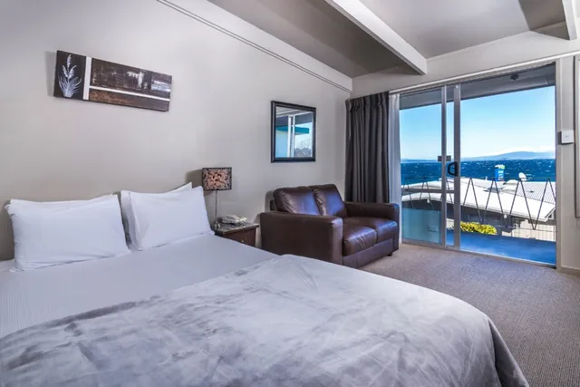 1 Bedroom, Upstairs, Unit, Queen and Twin Beds, with View، Twin Peaks Lakeside Inn 2/6