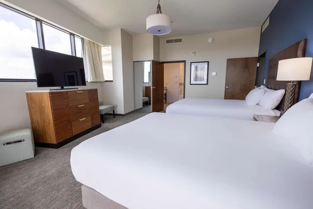جناح كبير بسريرين كوين بغرفتين مع أريكة، Drury Plaza Hotel Orlando - Disney Springs Area 2/5