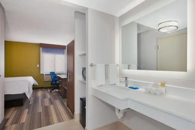 غرفة قياسية بسرير كينج لذوي الإعاقة، Holiday Inn Express Fairfax - Arlington Boulevard 8/9