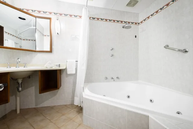 1 Bedroom, Spa, Suite, Queen Bed, Adelaide Inn 4/5