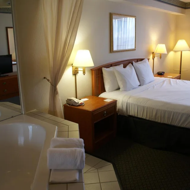جناح بسرير كينج بجاكوزي، Country Inn & Suites By Radisson Lansing MI 5/5