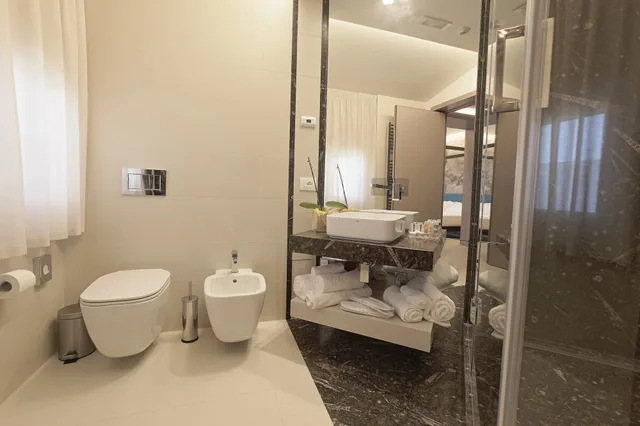 جناح شهر العسل بسرير كوين بإطلالة على البحر بشرفة، Hedoné Design Experience B&B 5/8