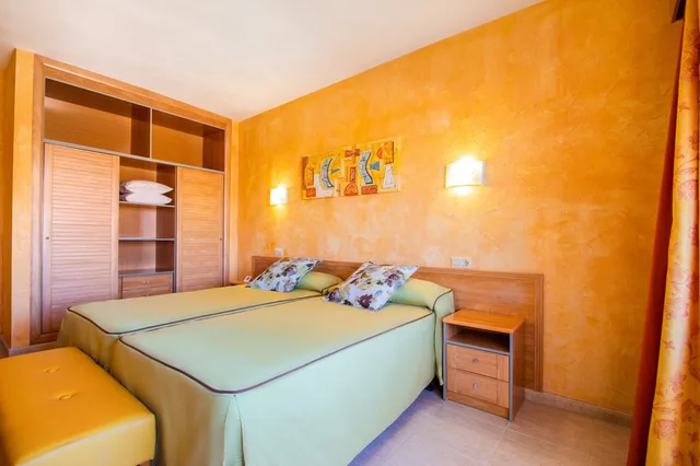 غرفة بأربعة أسرّة بإطلالة على البحر بشرفة، Hotel Servigroup La Zenia 9/10
