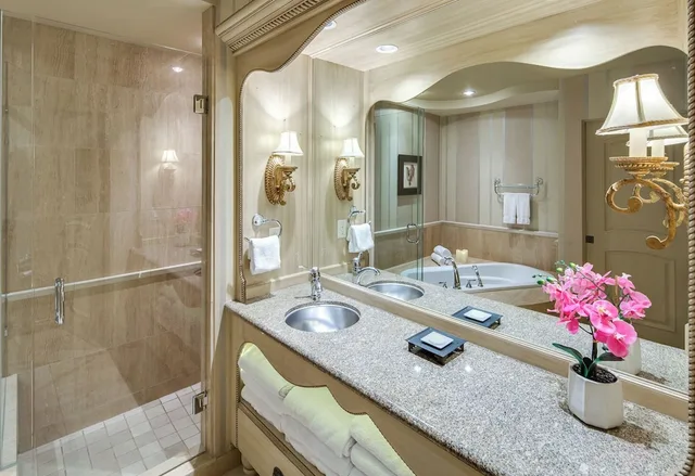 2 Bedrooms, Suite, King and Queen Bed, Sofa, The Royal Kelowna 7/8