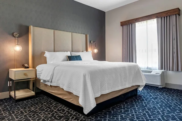 غرفة بسرير كينج، Lyric Hotel West End, Trademark Collection by Wyndham 1/1