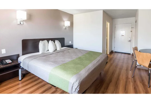 Room, King Bed, Studio6 Arlington, TX 2/5