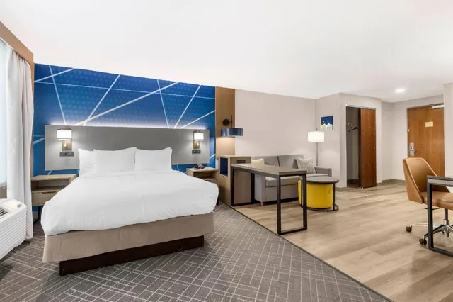 غرفة بسرير كينج وسرير كوين، Comfort Inn & Suites Watervliet 3/4